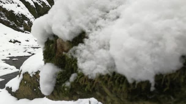 Stromschnellen im Winterfluss durch den schneebedeckten Fels — Stockvideo