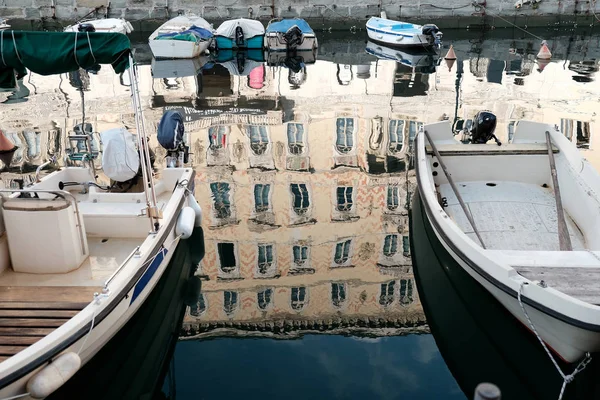 Barcos amarrados en vías navegables y edificios antiguos reflejados en el agua —  Fotos de Stock