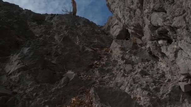 Mraky se vznášejí nad skalními útvary — Stock video