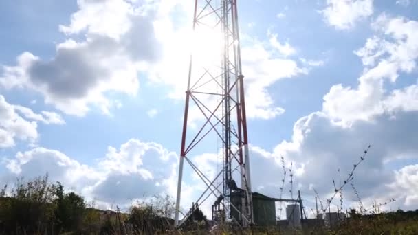 Les pylônes de télécommunication comprennent un système radio micro-ondes et une antenne de télévision. time lapse - Vue à angle bas .
