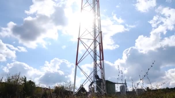 Telekomunikační věže zahrnují rádiový mikrovlnný a televizní anténní systém. časový odstup -Nízký úhel pohledu. — Stock video