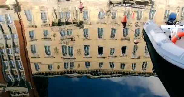水路に係留された船や水面に映るアンティークの建物 — ストック動画