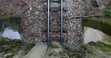 Tren tünelden geçiyor.
