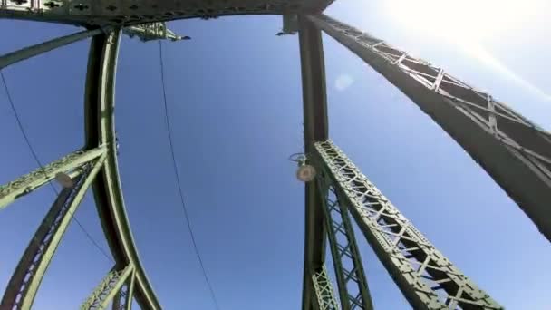 Low angle looking up standpunt gezichtspunt pov rijden in de auto op Liberty Bridge — Stockvideo
