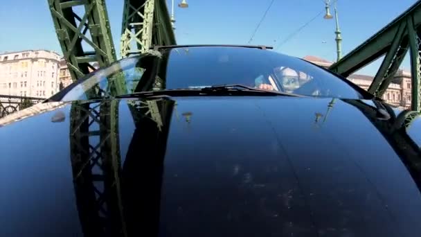 Opačná perspektiva jízdy přes Řetězový most — Stock video