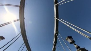 Budapeşte-Macaristan 'daki Zincir Köprüsü' nde arabadaki bakış açısına bakıyorum.