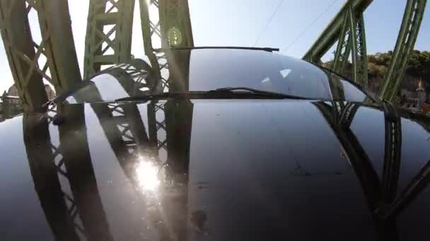 Eine umgekehrte Perspektive des Fahrens über die Kettenbrücke — Stockvideo