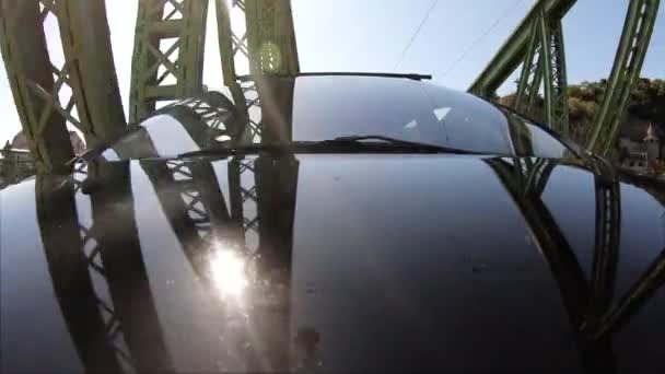 Zincir Köprüsü 'nden geçmenin ters perspektifi — Stok video
