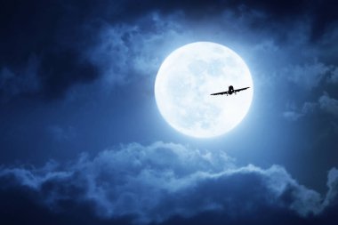 Dramatik gece vakti gökyüzünün büyük tam Blue Moon ve ticari uçak ile