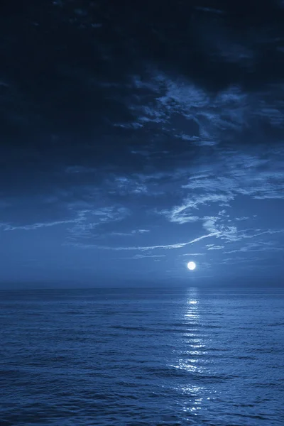 Esta Foto Ilustração Oceano Azul Escuro Iluminado Pela Lua Noite — Fotografia de Stock