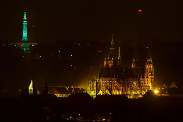 Petrin Lookout Tower en San Patricio Día de color verde con el castillo de Praga y la catedral por la noche — Foto de Stock