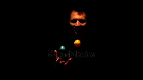 Μυστηριώδης άνδρας juggling στο σκοτάδι. Ακροβατική επίδειξη σε μαύρο φόντο. — Αρχείο Βίντεο