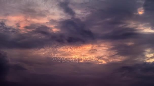 Dunkle Wolken mit Sonnenuntergang im Hintergrund. Morgendämmerung Hölle Zeitraffer Wolken mit dämonischer Stimmung. — Stockvideo