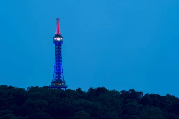 Petrin lichtgevend uitkijktoren in Praag op het blauwe uur — Stockfoto