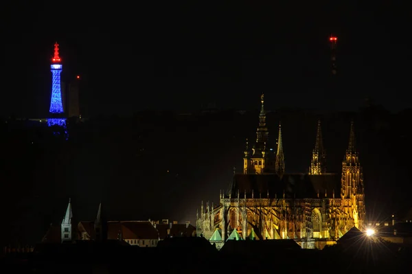 La Catedral Metropolitana de los Santos Vitus con la torre de vigilancia Petrin detrás — Foto de Stock