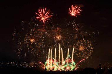 Havai fişekler. Gece şehir üzerinde büyük parıldıyor.