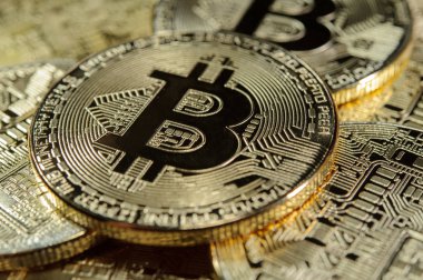 Bitcoins yığını. Altın renkli yeni sanal para