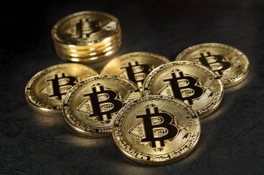 Altın bitcoins koyu deri üzerinde lüks paket