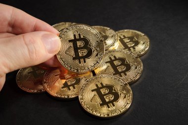 Bitcoins bir bitcoin ile yığın para el