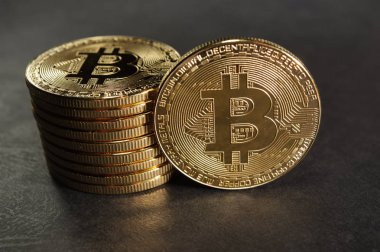 Yanlarında bir tek jeton ile bitcoins sütun