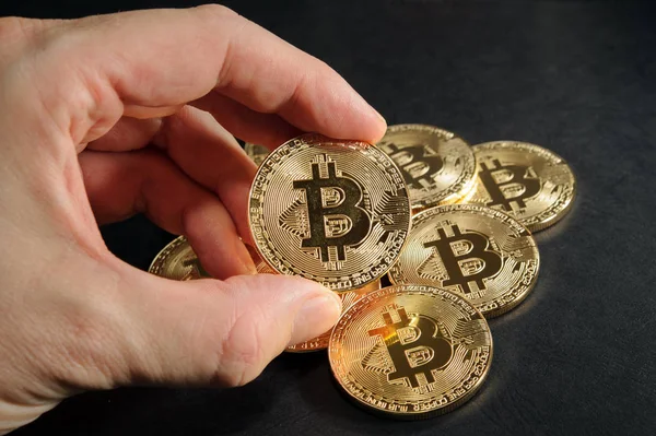 Bitcoin altın bitcoins yığını üzerinde elinde holded