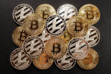 Altın bitcoin ve gümüş litecoin sikke yığını