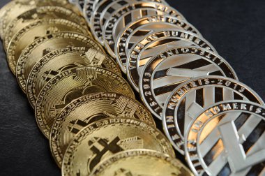 Gümüş ve altın sikkeler iki satır kavramı Crypvtocurrency
