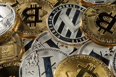 Cryptocurrency kavramı. Bitcoins, litecoins ve ethereum zengin yığını.