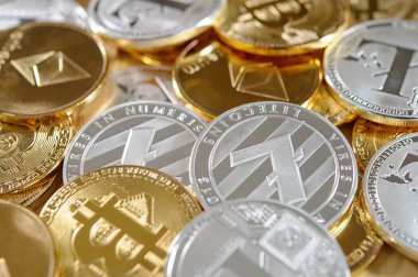Altın ve gümüş bitcoins, litecoins ve ethereum demir karışımı.