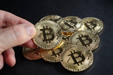 Bitcoins bir bitcoin ile yığın para el