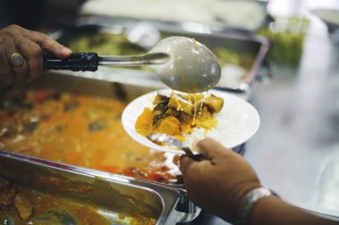 Gıda ihtiyacı kavramı, gıda kıtlığı: fakirlere bedava gıda dağıtımı, insan toplumunda gıda yardımı