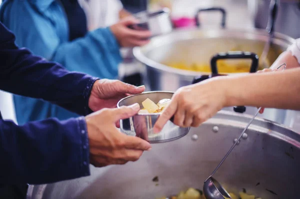 Doação Alimentos Necessitados Necessitados Fornecimento Alimentos Pessoas Necessitadas Que Precisam — Fotografia de Stock