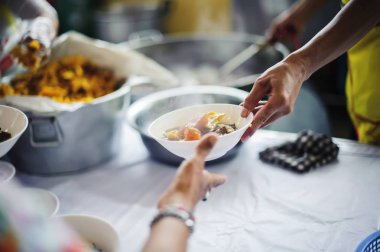 Verme konsepti: evsizlere yiyecek bağışlamak.
