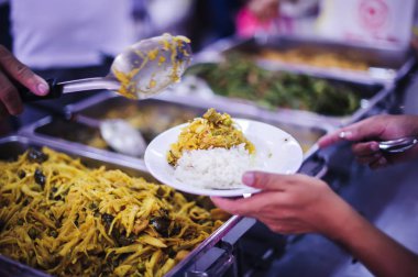 Bağış ve beslenme kavramları: Fakirler bağışçılardan ücretsiz bağış yapıyor.