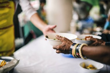 Bağış ve beslenme kavramları: Fakirler bağışçılardan ücretsiz bağış yapıyor.