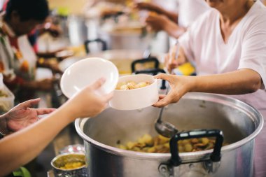 Fakirlerin bedava yiyeceğe ihtiyacı var: Muhtaç dilencilere sadaka