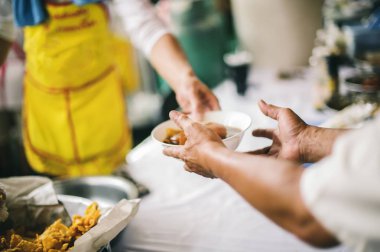 Yoksullara cömert bağışlarla bakılıyor: gıda yardımı kavramı.