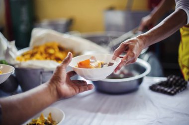 Sıcak yiyecekler kepçeden alınıp fakirlerin konteynırına kondu: