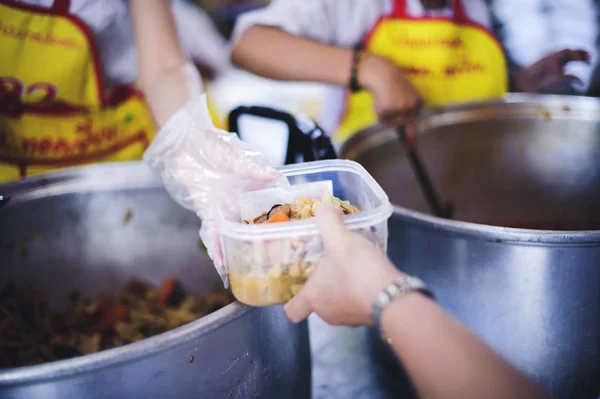 Das Konzept Des Schenkens Lebensmittelspenden Für Obdachlose — Stockfoto