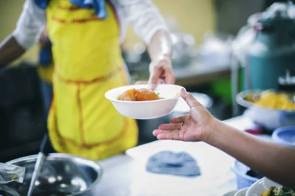 Tiggarna Får Mat Med Hjälp Generösa Samhället Begreppet Hopp Och — Stockfoto