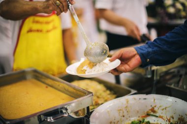 Hayırseverler aç dilenciler için bedava yiyecek topluyor: yiyecek kavramı