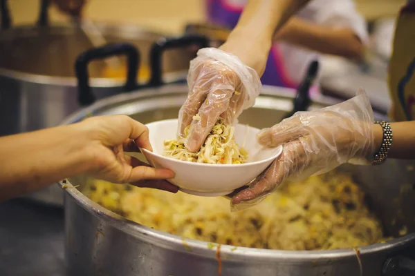 Пожертвование Еды Бедным Руки Бездомных Ждут Получить Еду Добровольцев — стоковое фото