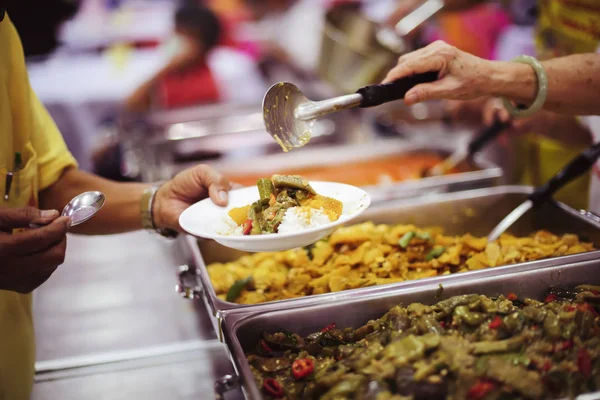 Πεινασμένοι Άνθρωποι Βοηθούνται Δωρεάν Φιλανθρωπικό Φαγητό Από Εθελοντές — Φωτογραφία Αρχείου