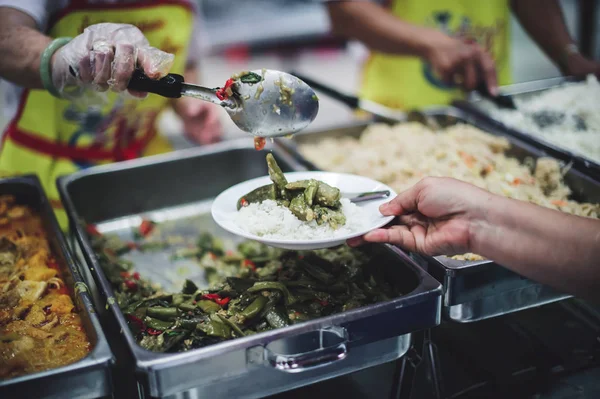 Los Mendigos Reciben Comida Caliente Deliciosa Las Manos Del Donante — Foto de Stock