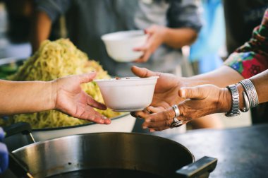 Kıtlık ve yiyecek kıtlığı, açlara yardım amaçlı gıda bağışlarıyla sonuçlandı.