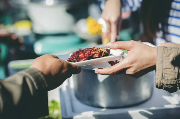 Ayudar Las Personas Con Comida Para Personas Sin Hogar Caridad — Foto de Stock