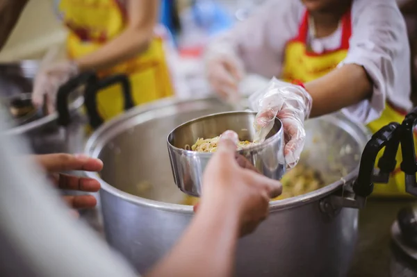 Vrijwilligers Bieden Gratis Voedsel Aan Kansarmen Voedsel Delen Met Mensen — Stockfoto