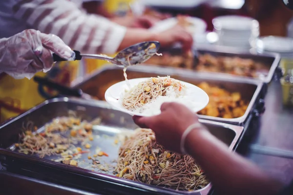 Ingyen Ételt Adni Szegény Önkénteseknek Élelmet Gyűjteni Hogy Jótékonykodjanak Éhezőknek — Stock Fotó