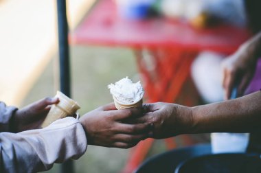 Fakirlerin elleri donörden yiyecek bağışlamak için yalvarıyor. Beslenme, yardım etme, paylaşma konsepti..