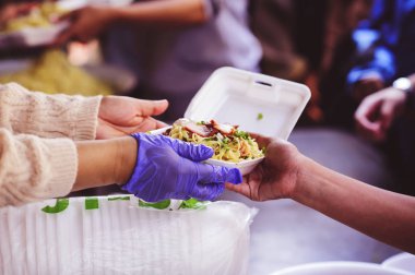 Toplumdaki fakirlere yiyecek bağışlama, evsizlere bedava yemek sağlama kavramı.
